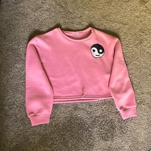 Soft, pink, cropped, fabric-like ying-yang sweater💗